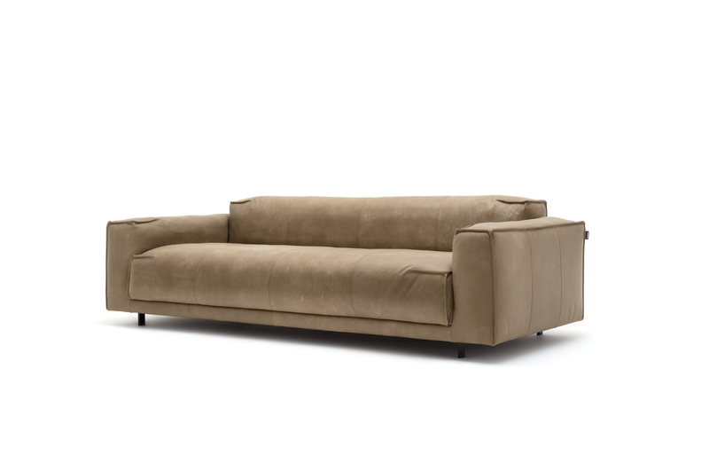 Bequemes beigefarbenes Ledersofa in modernem Stil