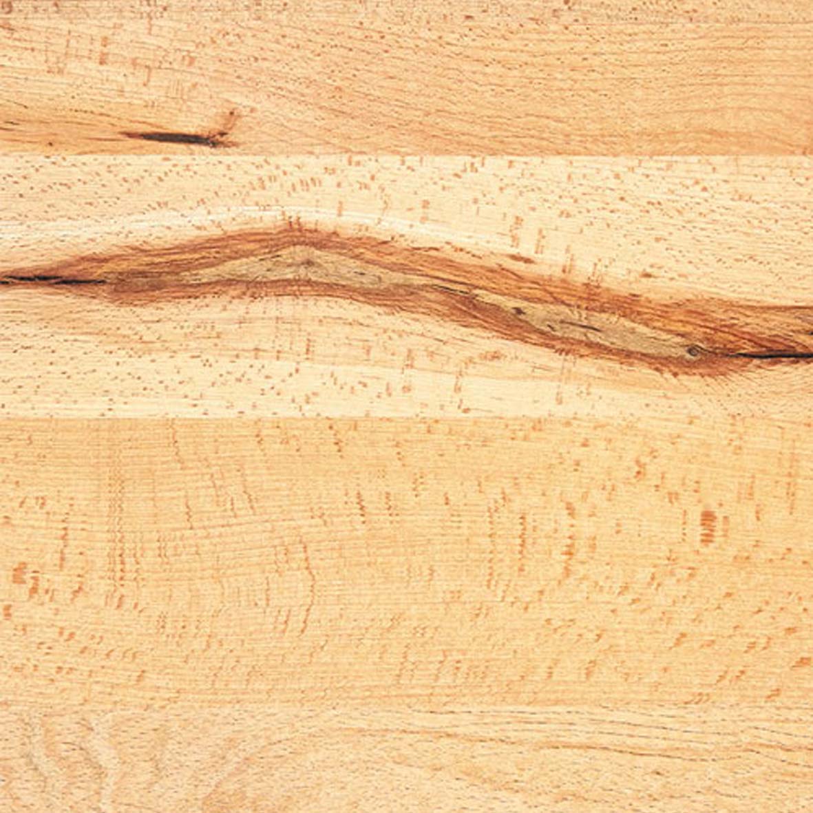 Nahaufnahme einer Holzoberfläche mit dekorativer Maserung und natürlichem Farbton