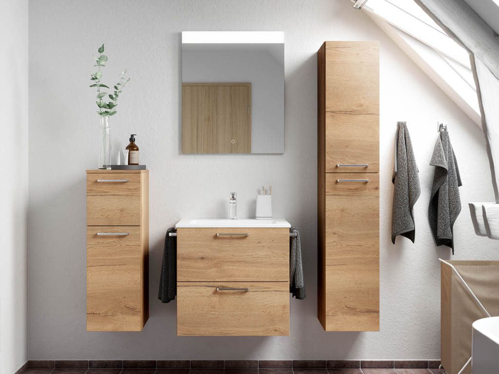 Elegant eingerichtetes Badezimmer mit holzfarbenem Möbelset, bestehend aus Waschbecken, Spiegel und Schränken