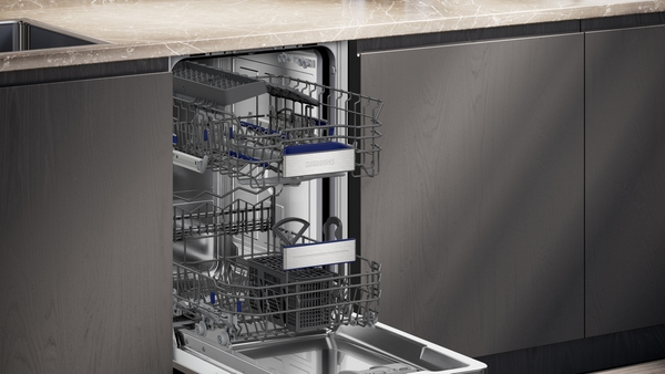 Geöffneter Geschirrspüler mit zwei leeren Geschirrkörben.