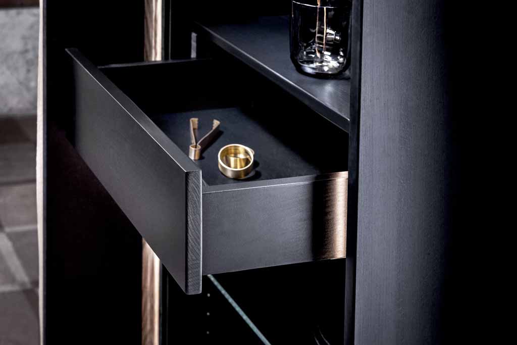 Schwarzer Küchenschrank mit geöffneter Schublade, die Metallaccessoires enthält