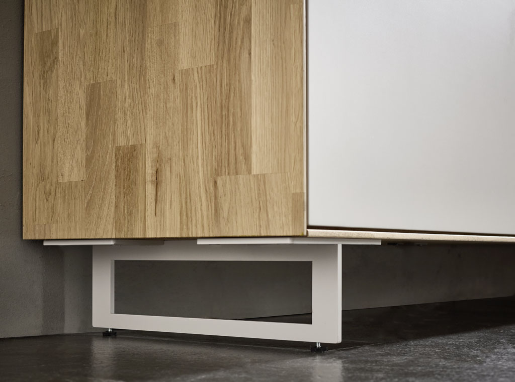 Detailaufnahme eines Lowboards braun-weiß mit hellen Metallkufen