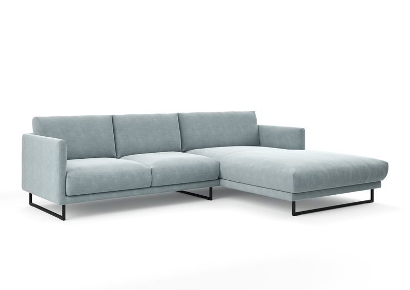 Stylisches hellblaues Ecksofa mit schwarzem Metallgestell und geraden Linien