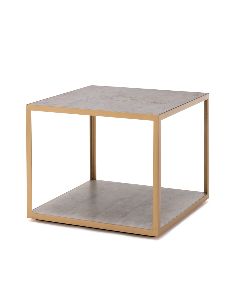 Quadratischer Beistelltisch mit goldfarbenem Metallrahmen und grauer Oberfläche