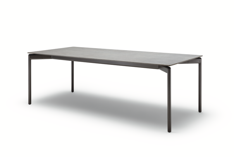 Rolf Benz SUNO 251 - Esstisch Ein stilvoller, rechteckiger Esstisch mit glatter Oberfläche und schlanken Stahlbeinen im minimalistischen Design