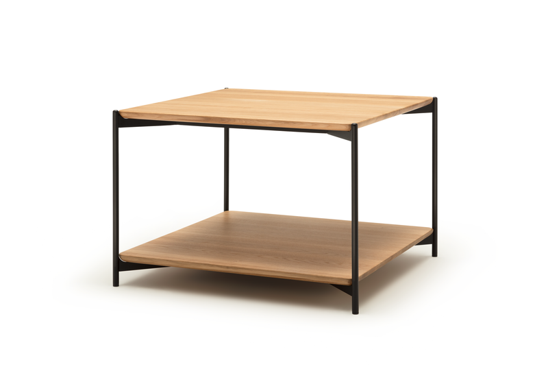 Quadratischer Couchtisch aus hellem Holz mit schwarzem Metallgestell und zusätzlicher Ablagefläche unten