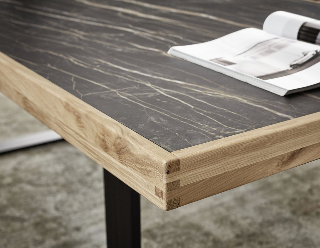 Wöstmann  WM 2520 - Esstisch 456 (Kufentisch) | 200 x 100 cm | Keramikplatte / Wildeiche Massivholz
