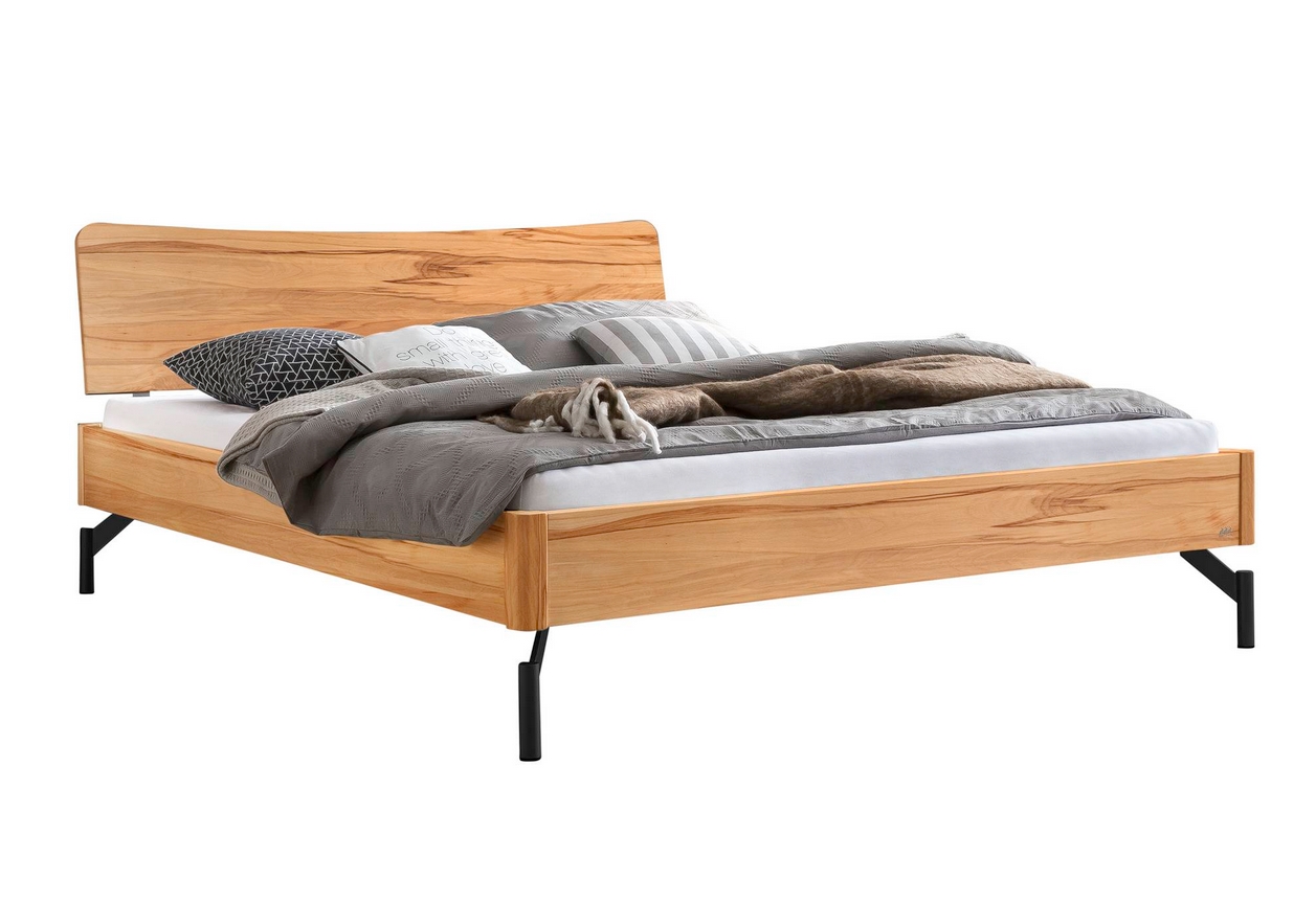 braunes holzbett mit holzkopfteil auf metallfüßen matratze und moderne bettwäsche hasena