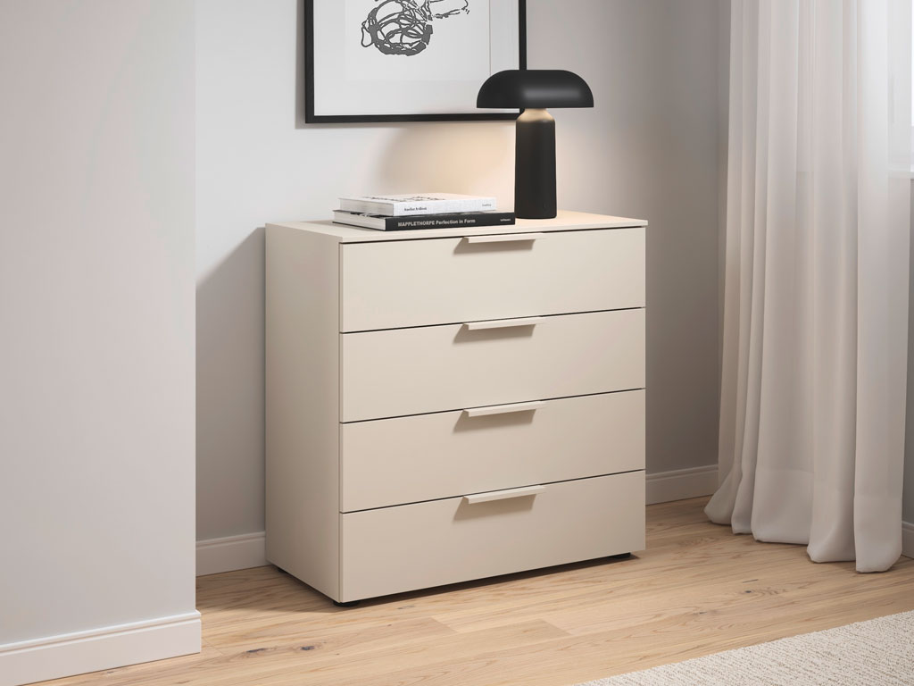 beige kommode mit vier schubkästen platziert in einem modernen zimmer stilvoll dekoriert
