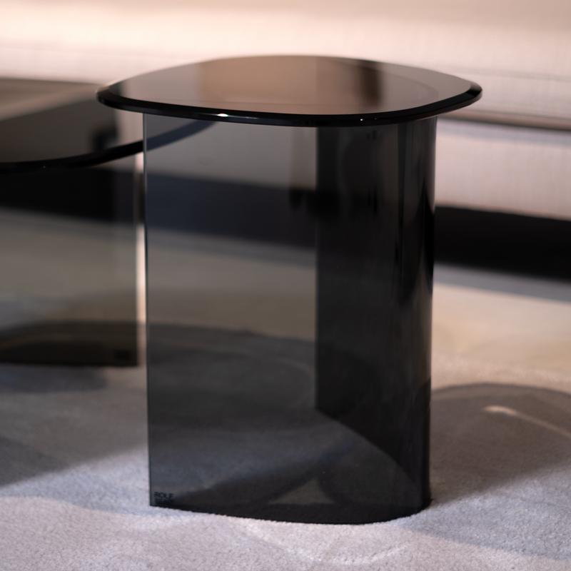 Eleganter schwarzer Beistelltisch aus Glas, ideal für modernes Wohnzimmer