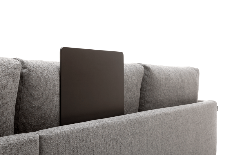 freistil Rolf Benz 134 - Rücken-Ablage-Platte | 52 x 70 cm Nahaufnahme eines grauen Sofas mit verstellbarem Rückenkissen