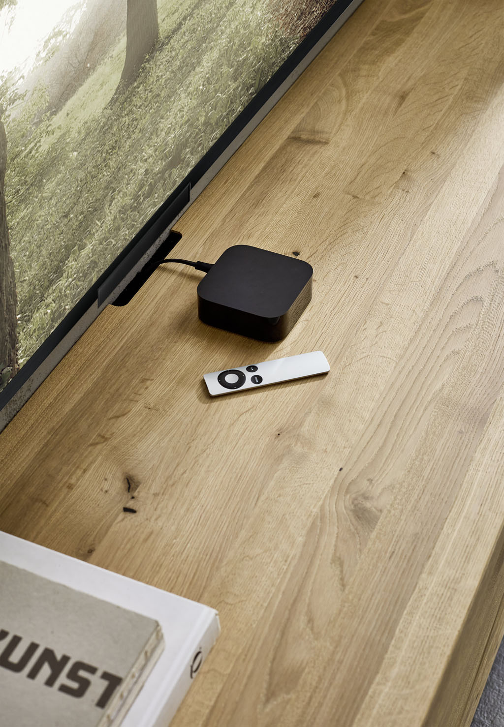 Detailaufnahme eines braunen Holzlowboards von oben fotografiert mit IR-Repeater und Kabelauslass