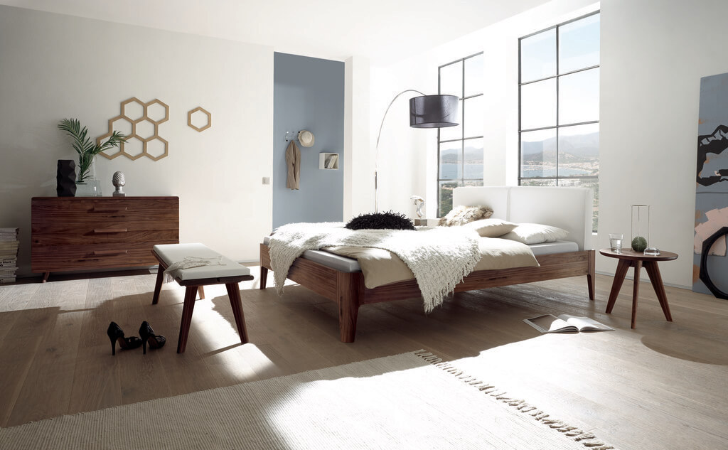 modernes Schlafzimmer mit dunkelbrauner kommode bettbank und doppelbett mit nachttisch stilvoll dekoriert