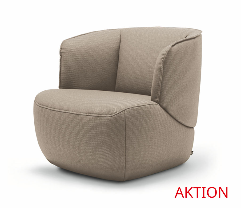 Beiger Sessel mit weichem Stoffbezug und komfortablem Design