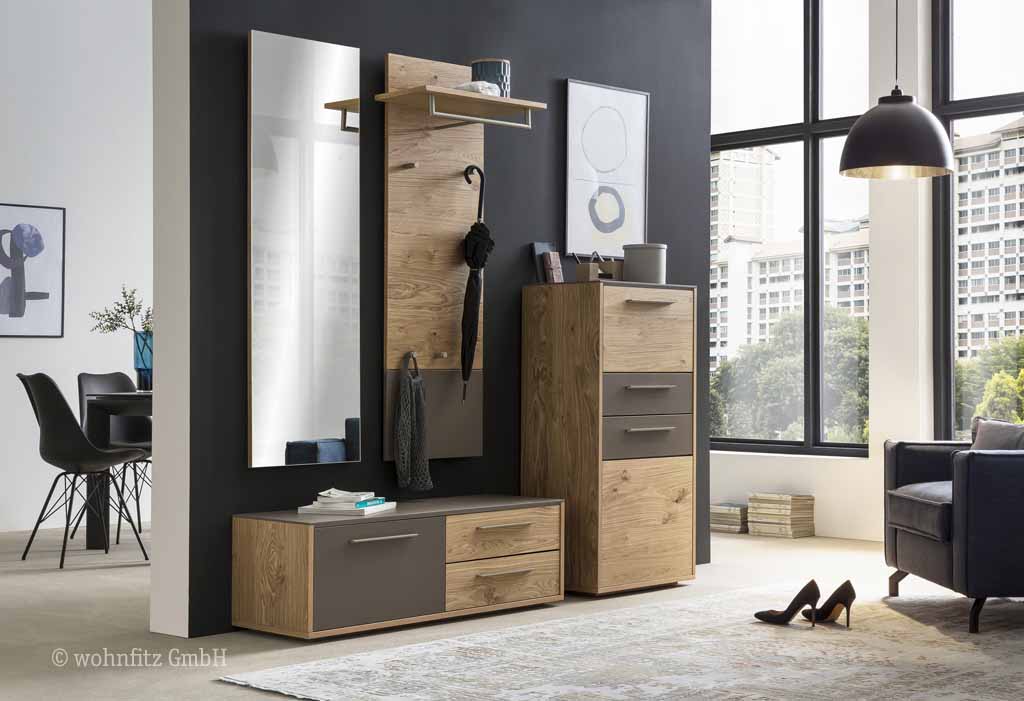 Bienenmühle No Limit - Garderoben-Set, 4-teilig | Vorschlag 8 | Wildeiche furniert Ein moderner Eingangsbereich mit einem Garderobenset bestehend aus Holz- und Anthrazitmöbeln, einem großen Spiegel und dekorativer Beleuchtung.
