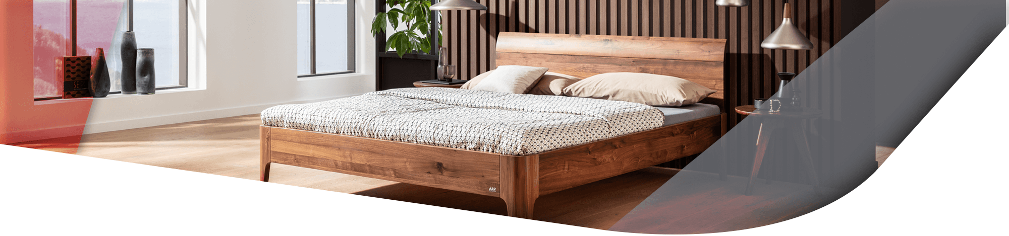 Modernes Bett aus Massivholz aus der Hasena Kollektion FineLine vor einer Paneelwand.