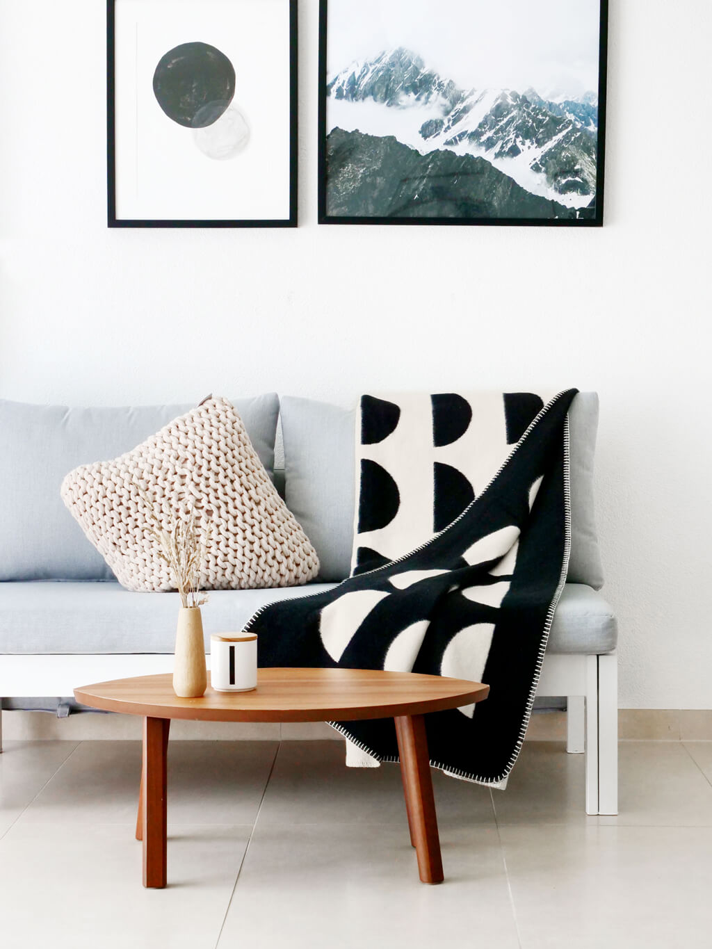 RIEMA JORIS – Wohndecke, Bio-Baumwolle - Halbkreise | 150 x 200 cm | schwarz-natur Minimalistisches Wohnzimmer mit grauem Sofa, dekorativen Kissen, Holztisch und Wandbildern