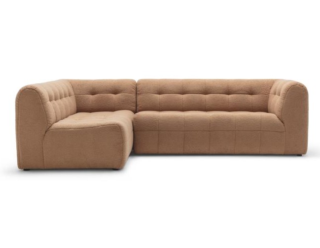rotbraunes Ecksofa vor weißem Hintergrund