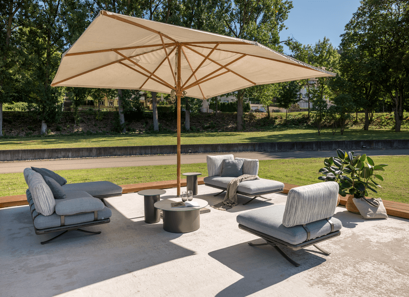 Designer Gartenmöbel in grau/blau unter Sonnenschirm