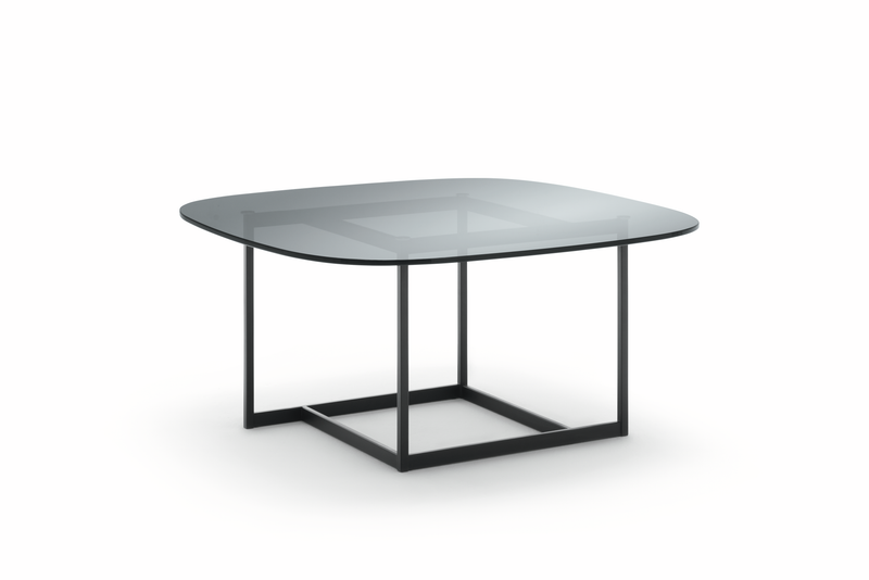 Rolf Benz 932 - Couchtisch/Satztisch Ein moderner Couchtisch mit einer quadratischen Glasplatte auf einem schwarzen Metallgestell.