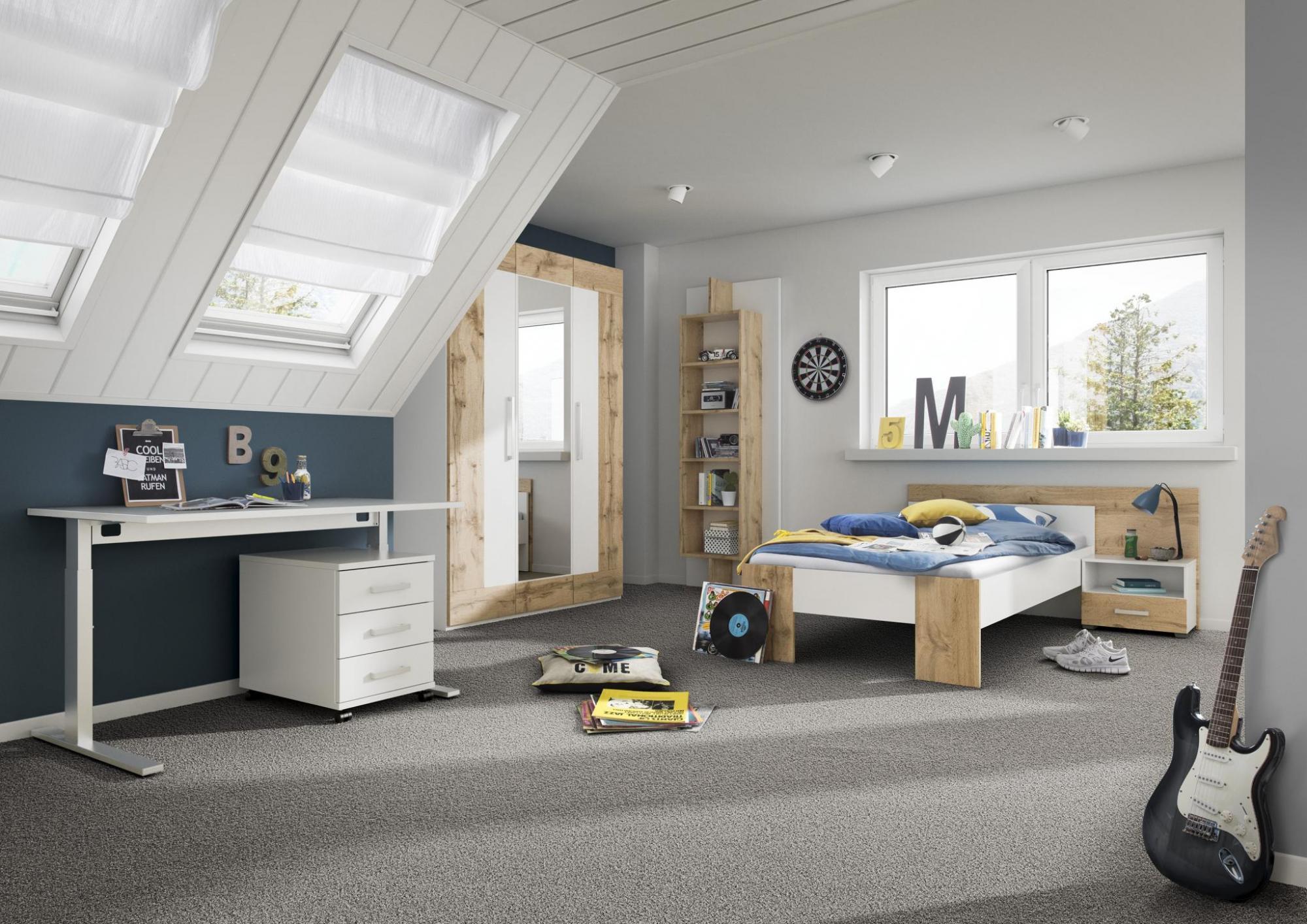 Röhr Bush cadre | Jugendzimmer | weiß - Votan Eiche Ein modernes Jugendzimmer unter dem Dach mit Schreibtisch, Bett, Gitarre, Kleiderschrank und Regal, dekoriert in neutralen Farben.