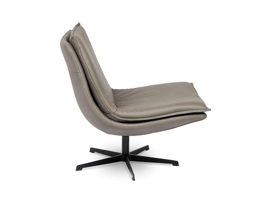 Seitenansicht eines modernen grauen Drehsessels aus Leder mit schwarzem Metallfuß