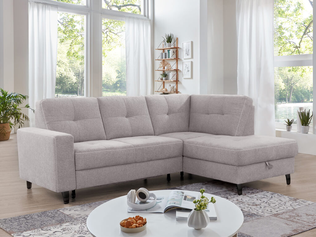 sit&more Varese XC | Polstergarnitur | 7006/7106 Ein modernes Wohnzimmer mit einem grauen Ecksofa, großem Fenster und dekorativen Pflanzen. Perfekt für ein stilvolles Zuhause.