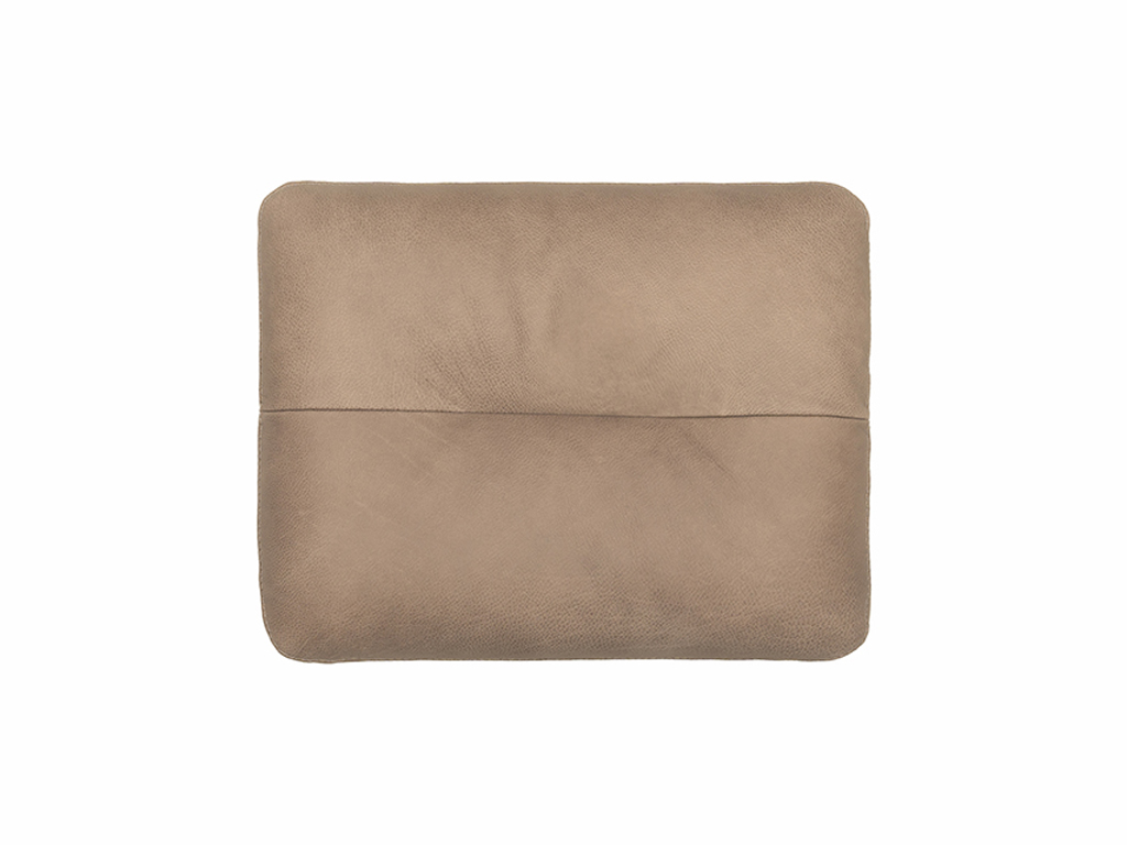 Braune Laptophülle aus Leder, flach liegend, mit glatter Oberfläche.