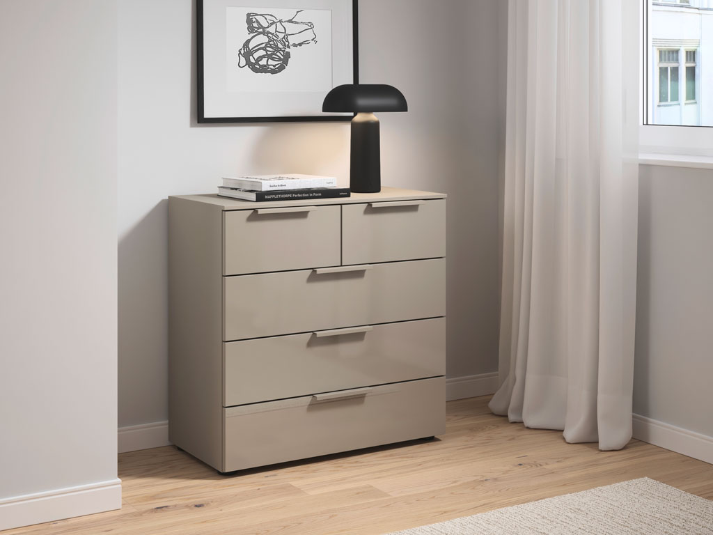 graue kommode mit fünf schubkästen platziert in einem modernen zimmer stilvoll dekoriert