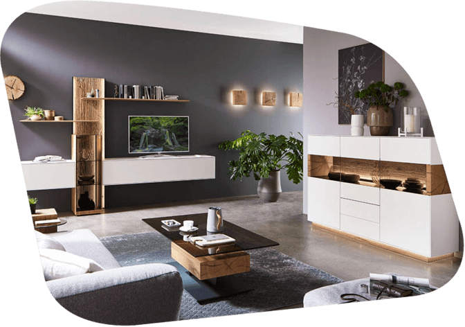 Ein stilvoll eingerichtetes Wohnzimmer mit einer modernen Kombination aus weißen und Holzmöbeln, einem Couchtisch, Pflanzen und Wanddekorationen.