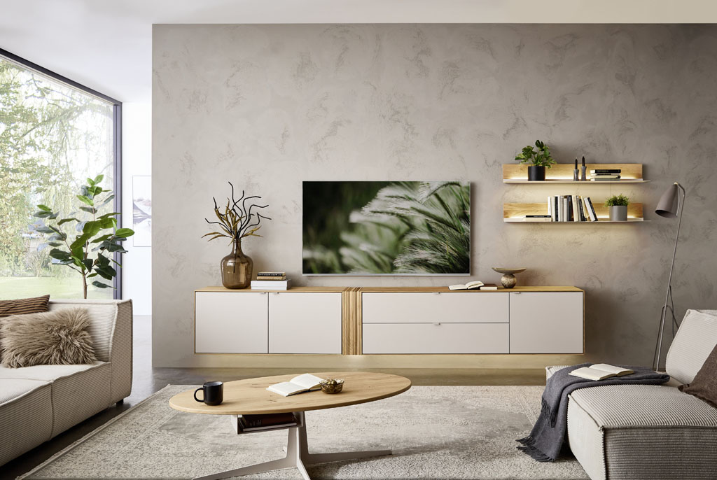 modernes braun-weißes großes Hängelowboard und zwei beleuchteten Wandpaneelen in einem modernen Wohnzimmer stilvoll dekoriert