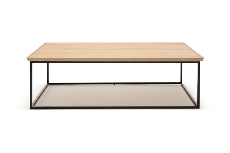 Minimalistischer Couchtisch mit Holzplatte und schwarzem Metallgestell von vorne