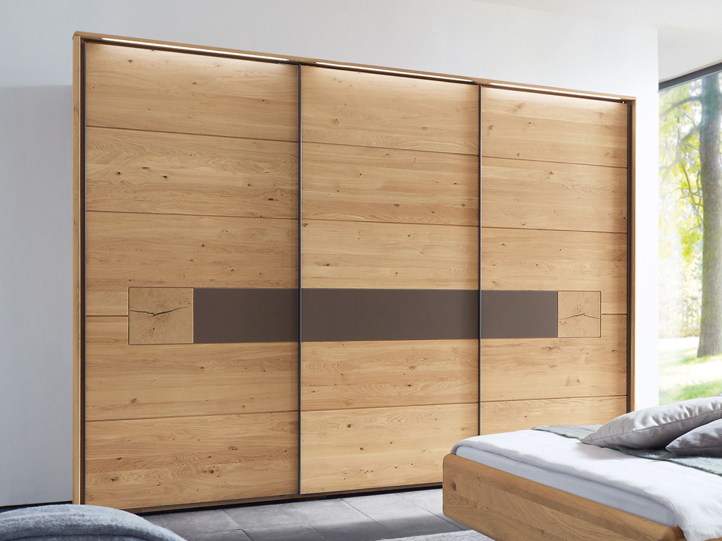 Wöstmann WSM 1600 - Kleiderschrank mit Schiebetüren | Wildeiche massiv | alle Breiten konfigurierbar Großer Kleiderschrank aus Holz mit Schiebetüren in modernem Design im Schlafzimmer