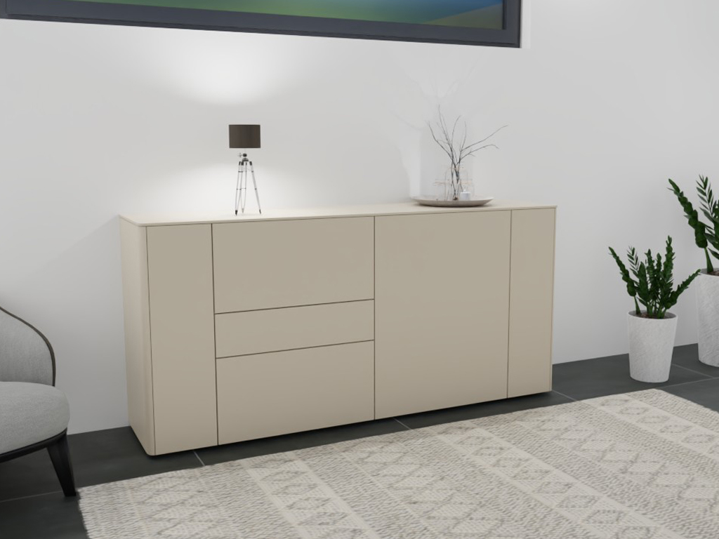 Minimalistische beige Kommode im Wohnzimmer, dekoriert mit Lampe und Vasen, umgeben von Pflanzen