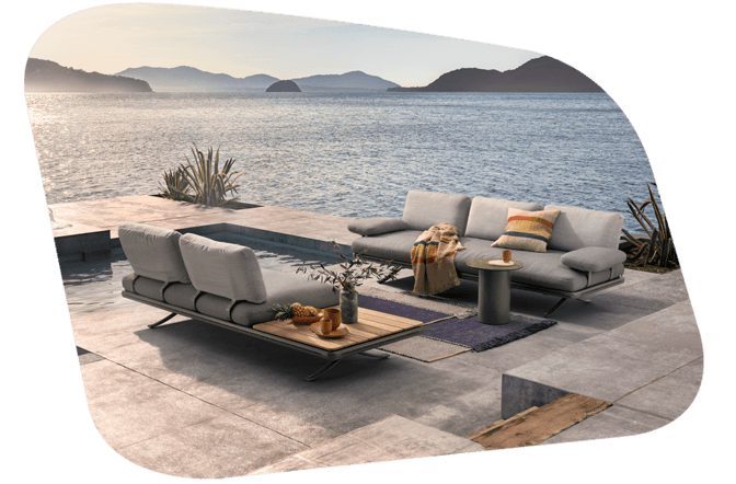 Terrasse mit Ausblick aufs Meer und Loungemöbel