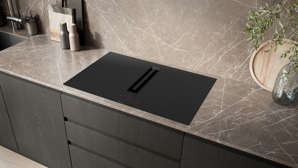 Elegantes Küchendesign mit einem Induktionskochfeld und integriertem Dunstabzug
