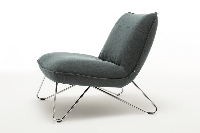 Seitenansicht eines eleganten grauen Loungesessels mit schlanken Metallbeinen