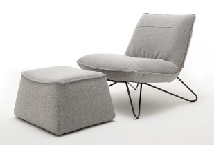 grauer designersessel mit schwarzen metallgestell und polsterhocker vor weißem Hintergrund