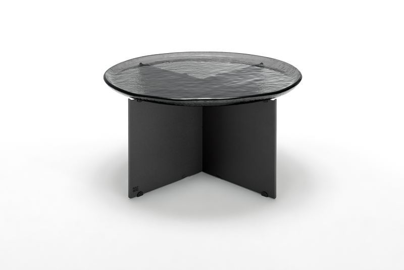 schwarzer Couchtisch mit runder Glastischplatte und Kreuzgestell aus Metall. Farben in schwarz.