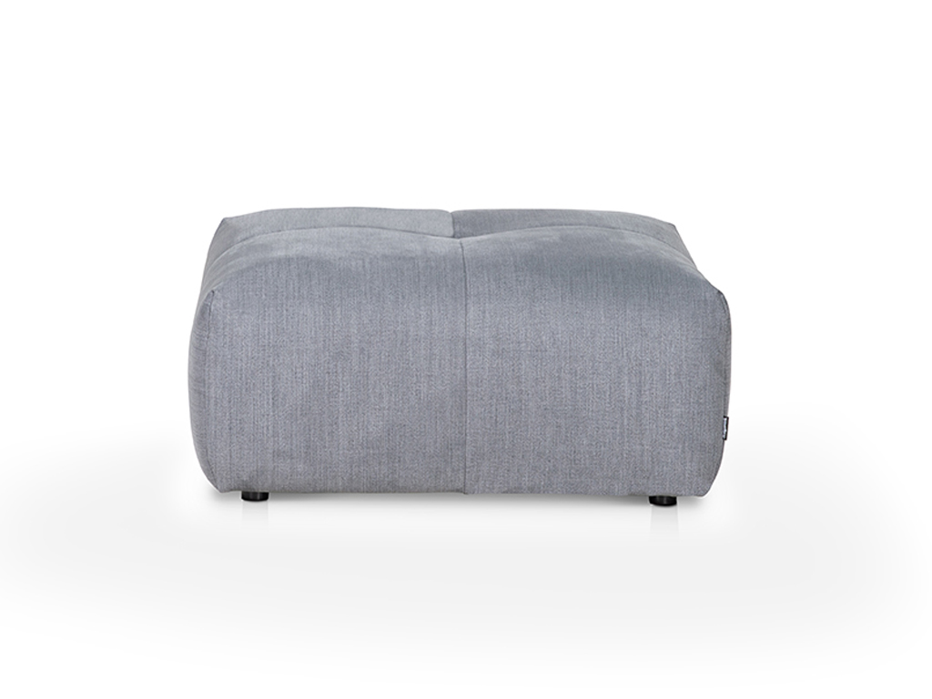 Grauer, gepolsterter Hocker auf weißem Hintergrund