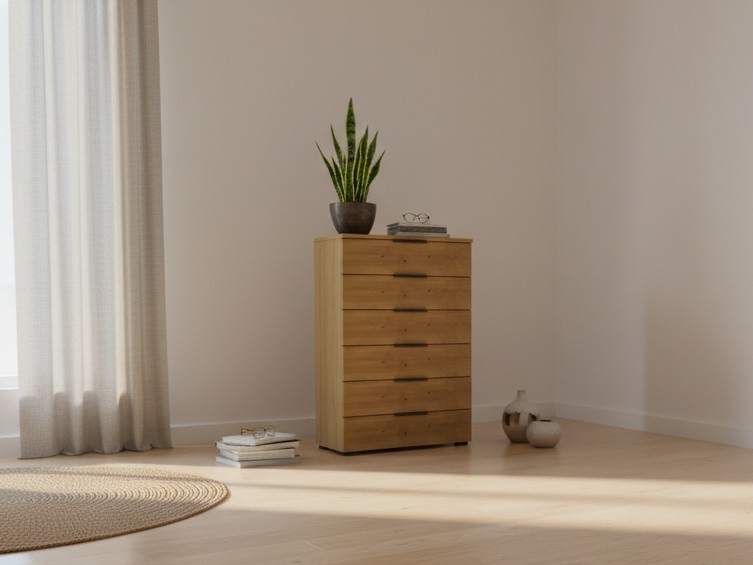 braune Kommode mit sechs schubladen und schwarzen griffen stilvoll dekoriert in einem cremfarbig gestalteten raum