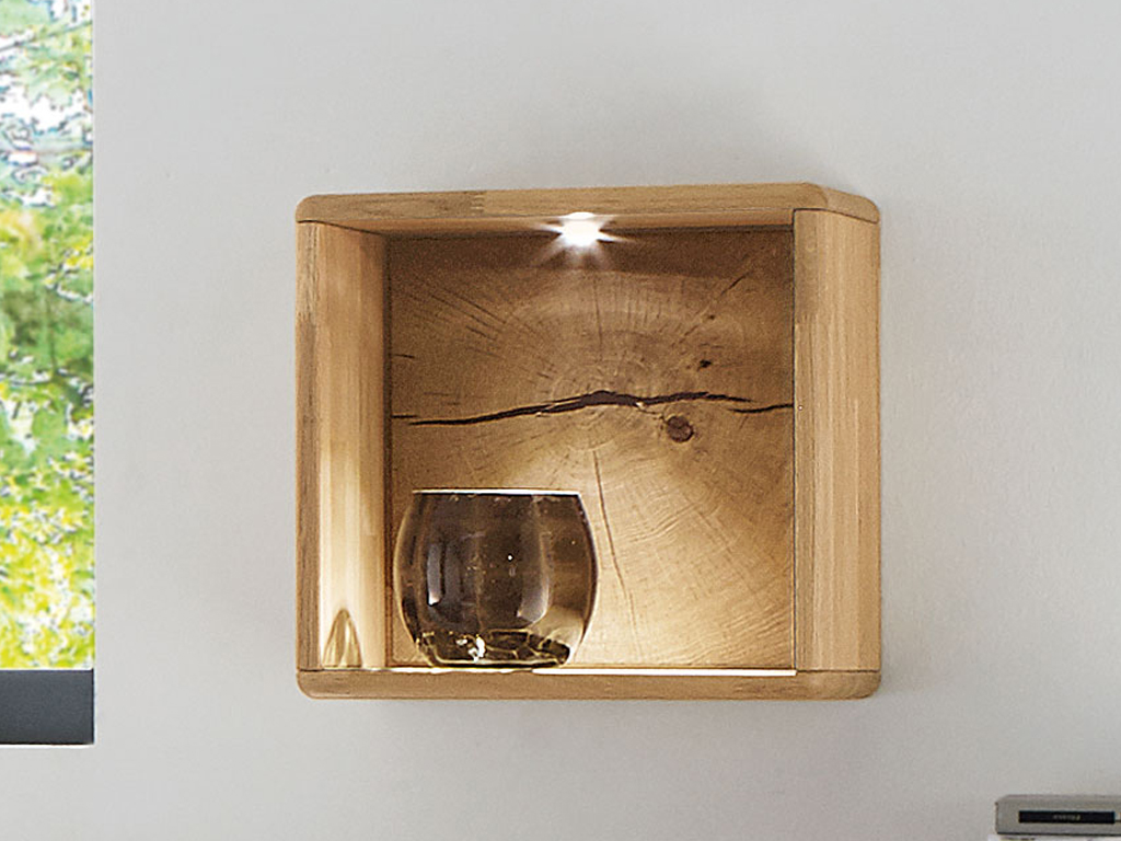 Wöstmann WSM 1600 - Regal mit Hirnholzrückwand (1332) | Wildeiche massiv | 34 x 34 x 20 cm Quadratisches Holzregal an der Wand mit eingebauter LED-Leuchte und einem Glasobjekt