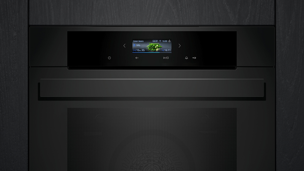 Nahaufnahme der glatten, dunklen Bedienblende des Backofens mit integriertem, leuchtendem Touch-Display.