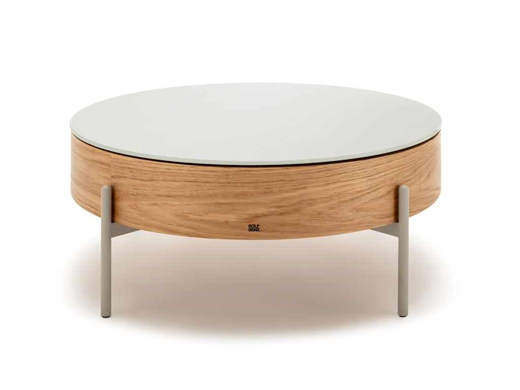 runder designer couchtisch mit grauem gestell korpus in eiche platte hellgrau vor weißem hintergrund