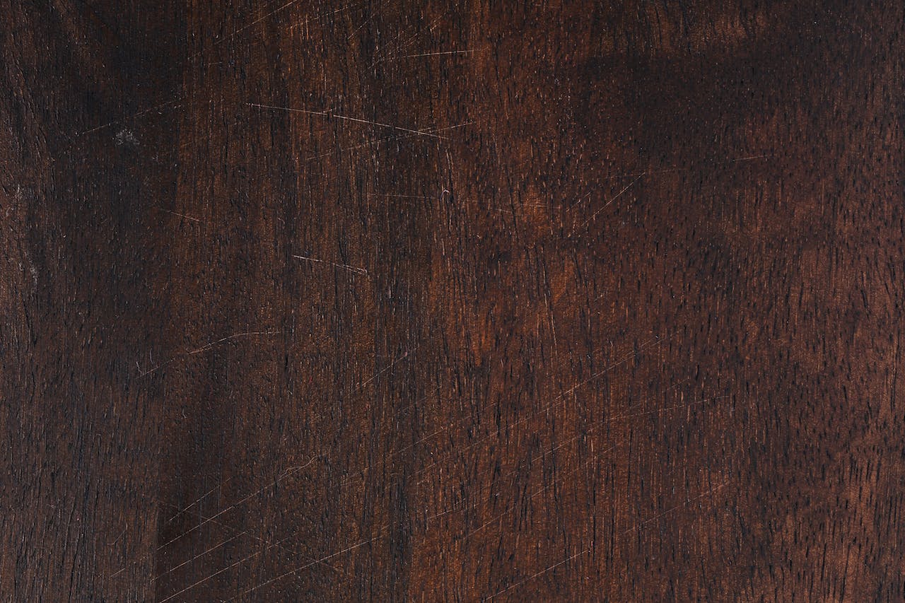 Holztisch mit Kratzern