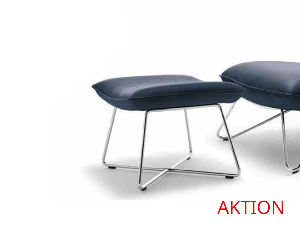 blauer Polsterhocker mit chrom Gestell