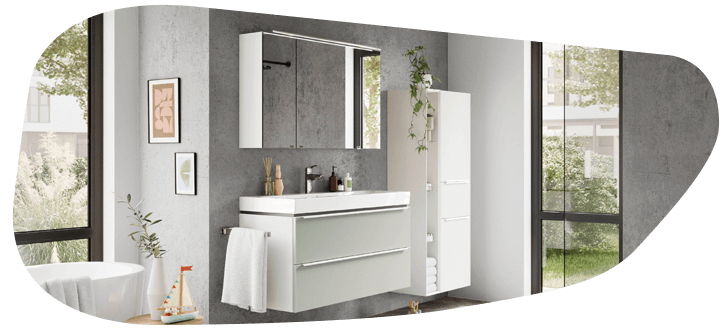 Badmöbel in weiß mit Spiegelschrank und Hängeschränken