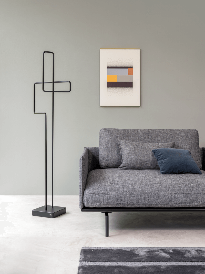 Rolf Benz 908 - Stummer Diener (Herrendiener) | Garderobe | skulptural stummer Diener in anthrazit neben einer grauen Couch