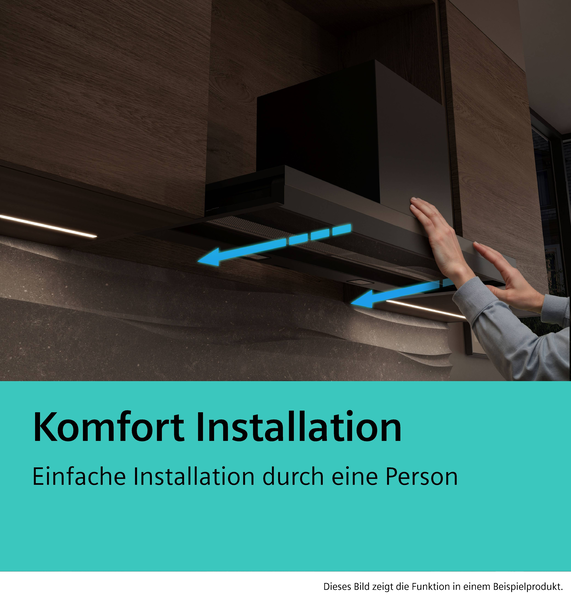 Zwei Hände schieben die kompakte, schwarze Dunstabzugshaube mühelos in die vorgesehene Aussparung eines Küchenschranks, was die einfache Ein-Personen-Montage verdeutlicht.