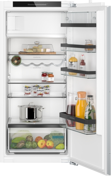Siemens studioLine - Einbau-Kühlschrank mit Gefrierfach iQ500 (122.5x56 cm) INKL. 5 JAHRE GARANTIE | KI42LSDD1 Ein offener Kühlschrank mit mehreren Regalen, gefüllt mit verschiedenen Lebensmitteln wie Obst, Gemüse, Getränken und Aufbewahrungsbehältern.